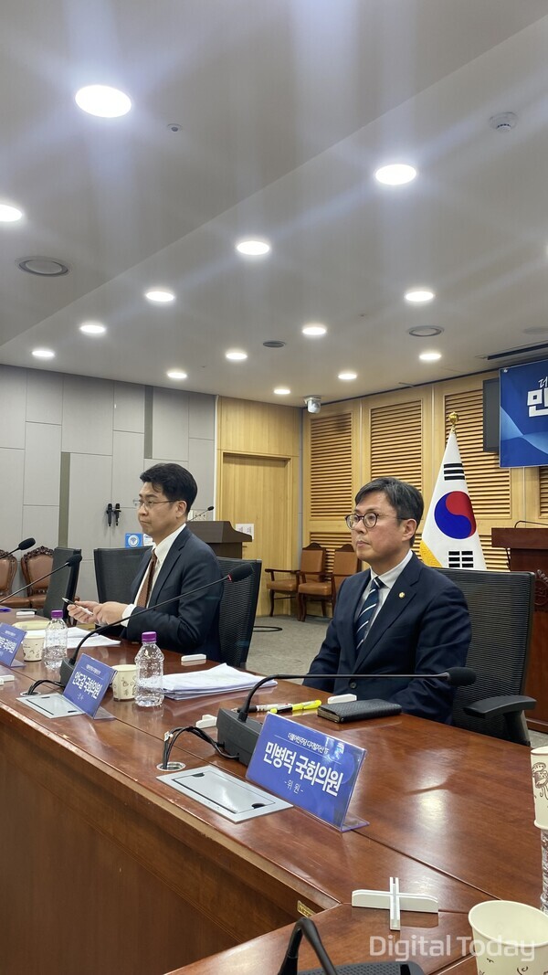 22일 안도걸 민주당 디지털자산TF 간사(오)가 전문위원 간담회 후 백브리핑하고 있다. [사진: 디지털투데이 손슬기 기자]