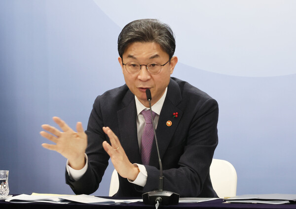 이억원&nbsp;금융위원장이 28일 서울 종로구 정부서울청사에서 출입기자단 월례 간담회를 하고 있다. [사진: 연합뉴스]