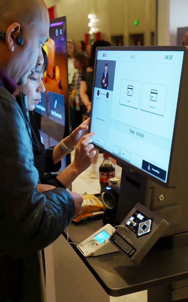 LG전자, 접근성 강화 키오스크 공개