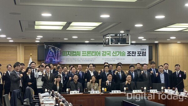 산업부 "맥스 얼라이언스 1300개 기업 참여...휴머노이드 실증 30곳으로 ... - 뉴스 썸네일 이미지