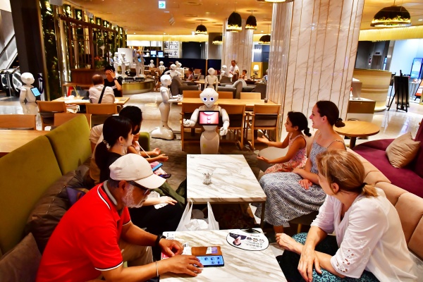 日, 극심한 인력난에 '피지컬 AI' 속도…아무도 안 하는 일 맡긴다