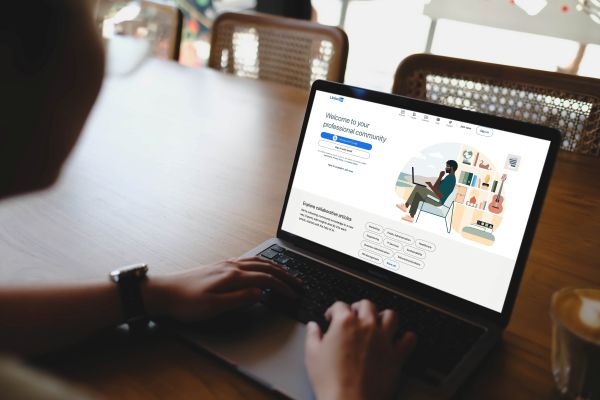 링크드인 "AI 아직 영향 없다"…채용 20% 급감, 진짜 이유는?