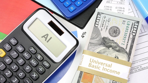 일론 머스크 "AI가 없앤 일자리, 보편적 고소득으로 해결해야"