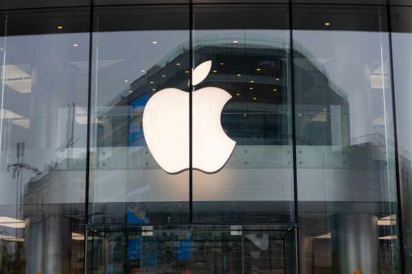 AI 시대, 아이폰 과연 필요할까…차기 CEO '최대 시험대'