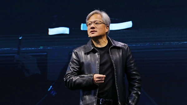 젠슨 황, ”AI가 사무직 절반 대체? 말도 안 돼”…AI 일자리 대체론 비판