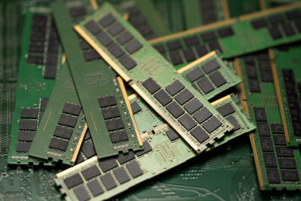 AI가 구형 D램까지 품귀 만들었다...DDR2 가격 60% '폭등' - 뉴스 썸네일 이미지