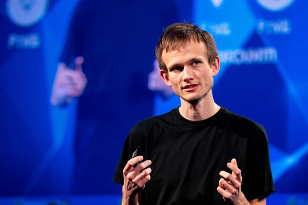 Buterin bác bỏ cảnh báo Bitcoin sập 50% từ AI, dẫn chứng tài sản ròng chủ yếu là tiền điện tử
